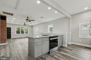 393 Allendale Rd in King of Prussia, PA - Building Photo