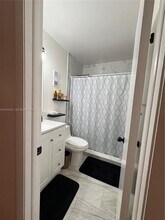5424 Gate Lake Rd in Tamarac, FL - Building Photo - Building Photo