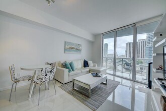 465 Brickell Ave, Unit 904 in Miami, FL - Foto de edificio - Building Photo