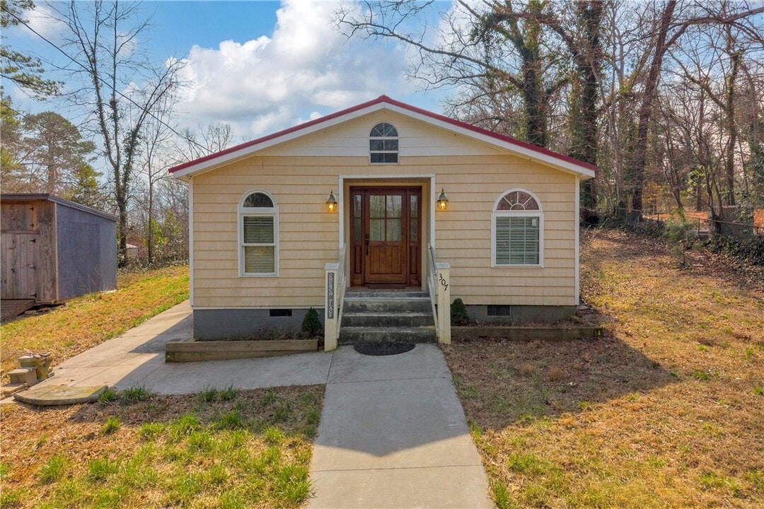 307 Moore Ave in Walhalla, SC - Building Photo