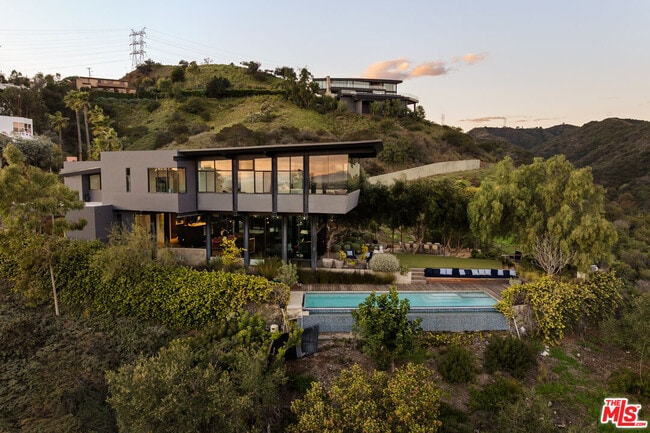 1406 1/2 N Kenter Ave in Los Angeles, CA - Building Photo - Building Photo