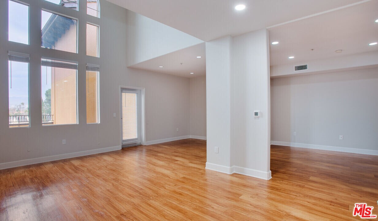 340 Hauser Blvd in Los Angeles, CA - Building Photo