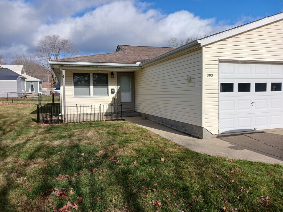 301 E Hamtramck St in Mount Vernon, OH - Building Photo