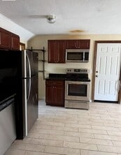 2 Schussler Rd, Unit 1 in Worcester, MA - Foto de edificio - Building Photo