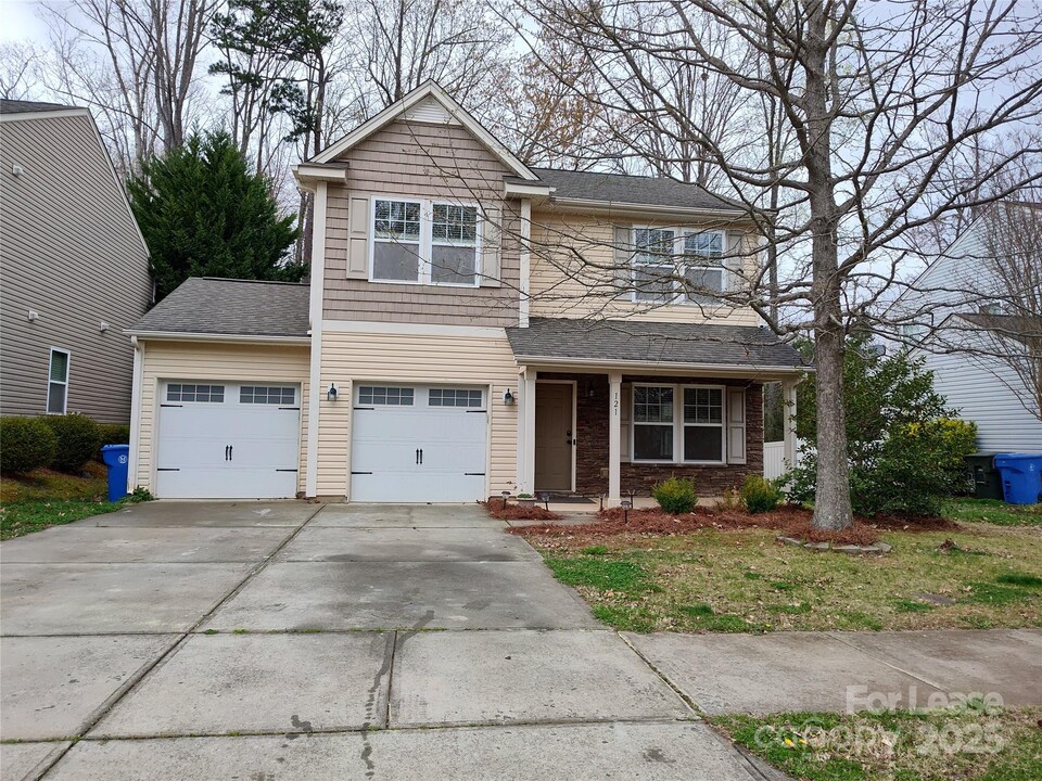 121 N Cromwell Dr in Mooresville, NC - Building Photo
