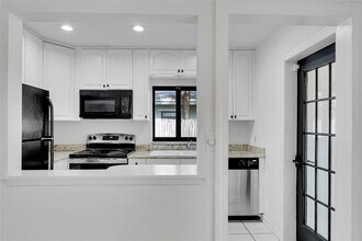 1007 NE 12th St in Fort Lauderdale, FL - Foto de edificio - Building Photo