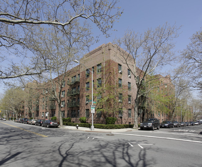 Sunnyside Garden Apartments in Sunnyside, NY - Building Photo - Building Photo