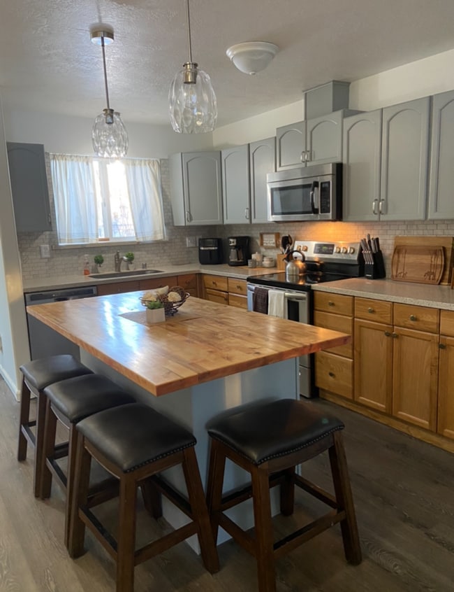 1100 W Nugget Ave in Wasilla, AK - Building Photo - Building Photo