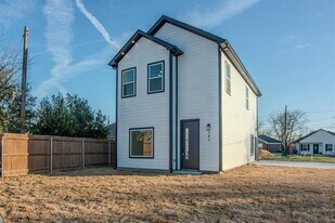 305 Eggar St in Waxahachie, TX - Building Photo