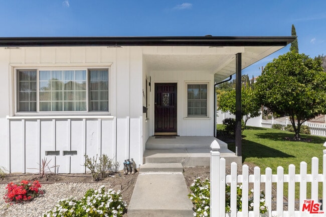 5131 Don Pio Dr in Los Angeles, CA - Building Photo - Building Photo