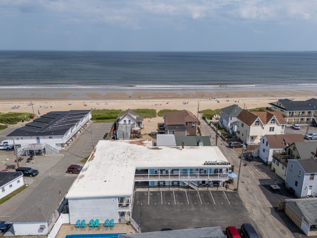 8 Traynor St in Old Orchard Beach, ME - Foto de edificio - Building Photo