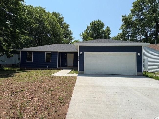 property at 2616 W Walnut St