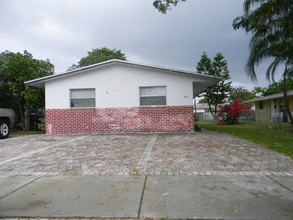 471 NE 30th St in Pompano Beach, FL - Foto de edificio - Building Photo