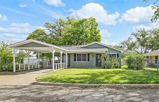 208 D St in Whitesboro, TX - Building Photo
