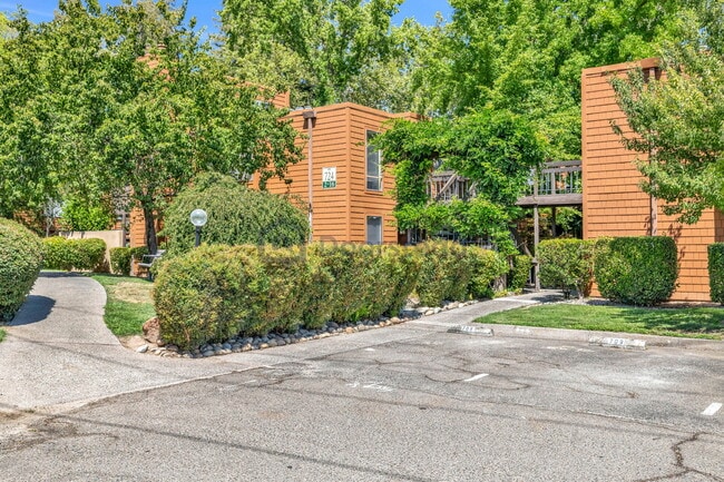 724 Woodside Ln E, Unit 4 in Sacramento, CA - Building Photo - Building Photo