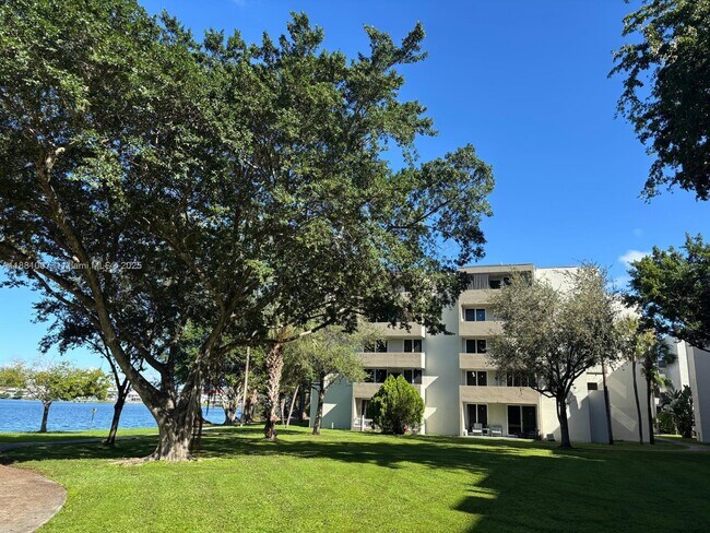 10090 NW 80th Ct in Hialeah Gardens, FL - Building Photo - Building Photo