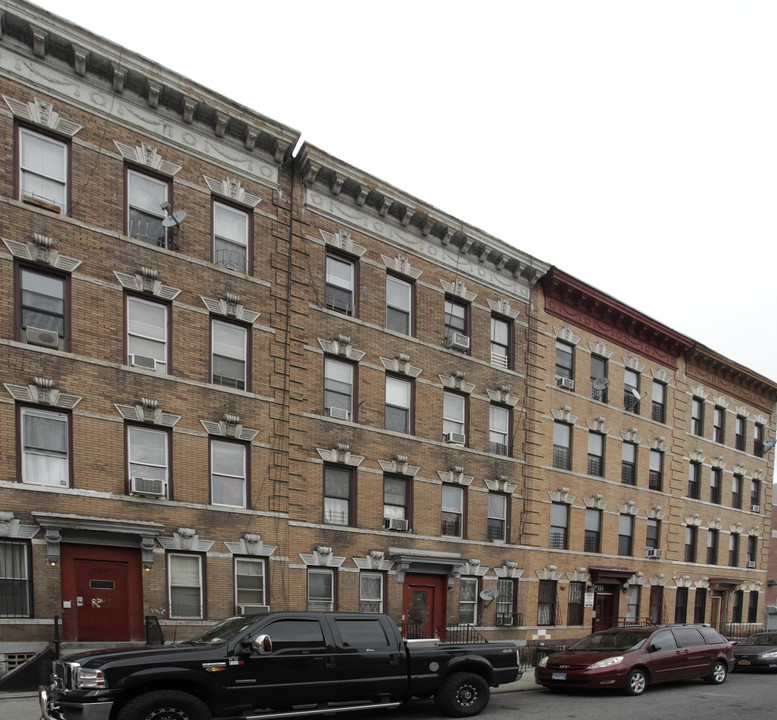 129 Thames St in Brooklyn, NY - Building Photo