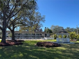 9851 113th St N in Seminole, FL - Building Photo