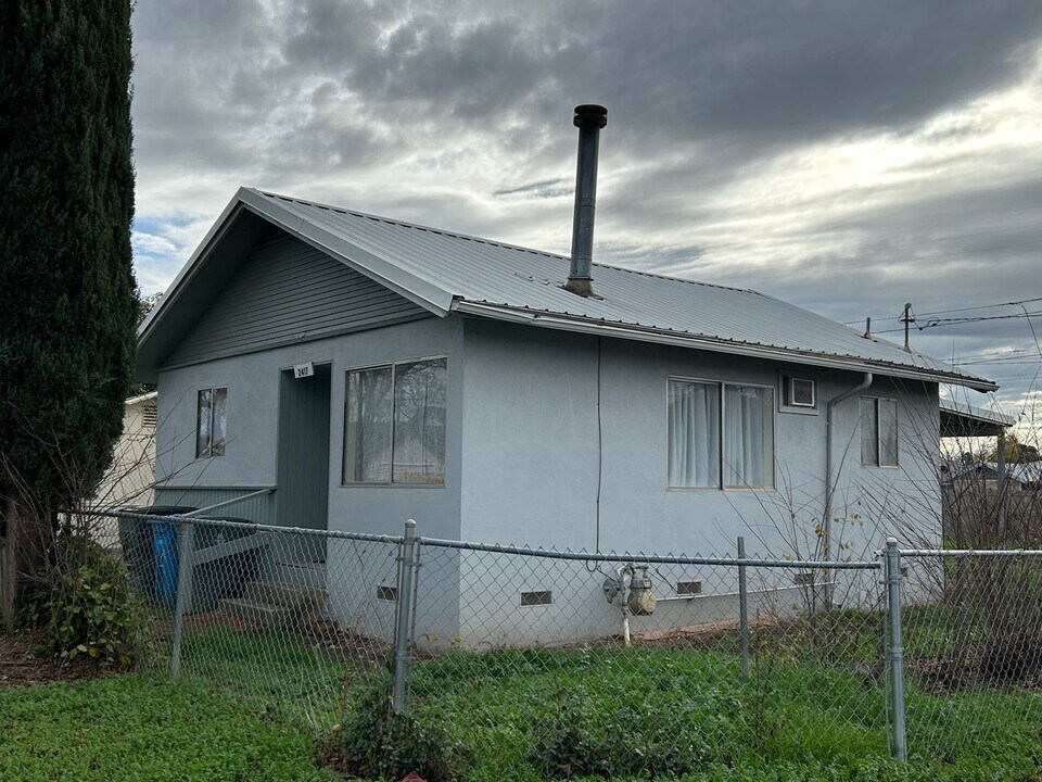 2417 A St in Oroville, CA - Building Photo