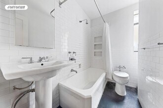 250 W 24 St in New York, NY - Building Photo - Building Photo