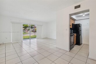 7430 SW 82nd St in Miami, FL - Building Photo - Building Photo