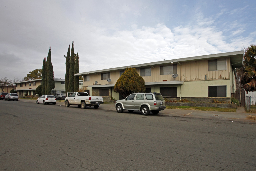 Mirador Apartments in Sacramento, CA - Building Photo