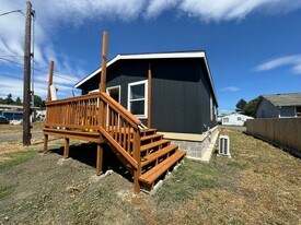 131 SE Darrell Ave in Winston, OR - Building Photo