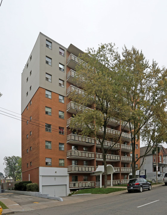 Grant Towers in Hamilton, ON - Building Photo