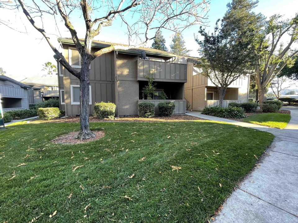 2293 Lakeview Cir in Pittsburg, CA - Foto de edificio