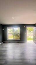 215 Bower St, Unit FL 1 in Linden, NJ - Foto de edificio - Building Photo