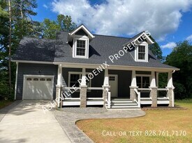 426 Shadow Wood Dr in Leicester, NC - Building Photo