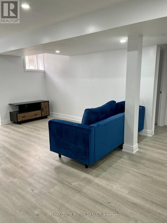 1556 Farmstead Dr in Milton, ON - Building Photo - Building Photo