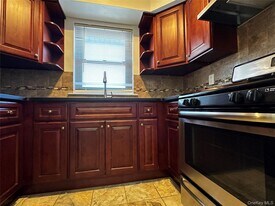 79 Bailey Ct in Middle Island, NY - Building Photo