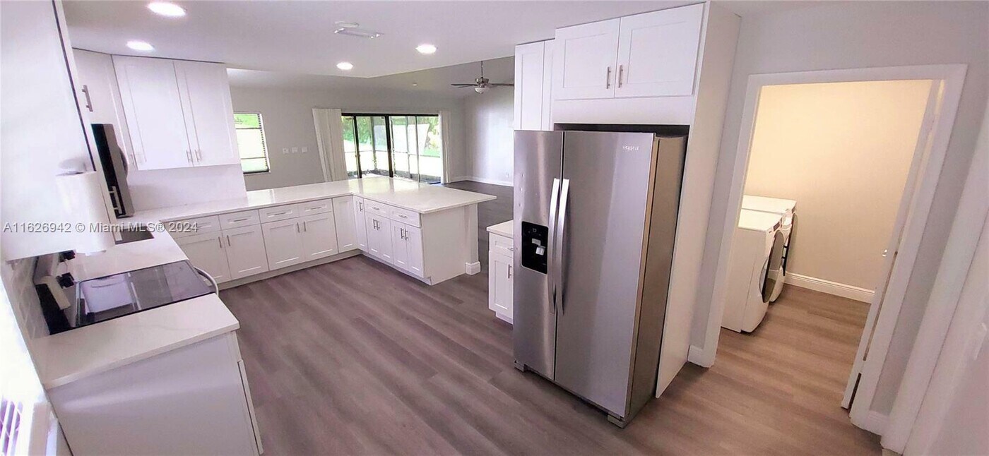 8001 NW 72nd St in Tamarac, FL - Building Photo