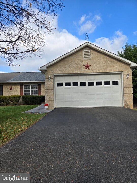 12 Portsmouth Rd in Front Royal, VA - Building Photo