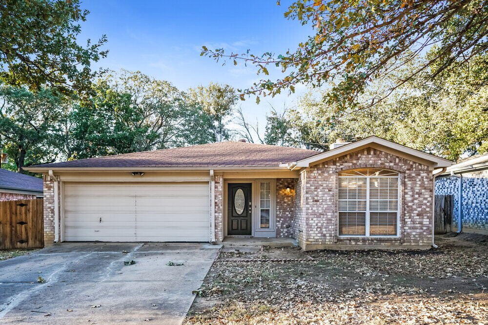 1114 Hidden Creek Dr in Mansfield, TX - Building Photo