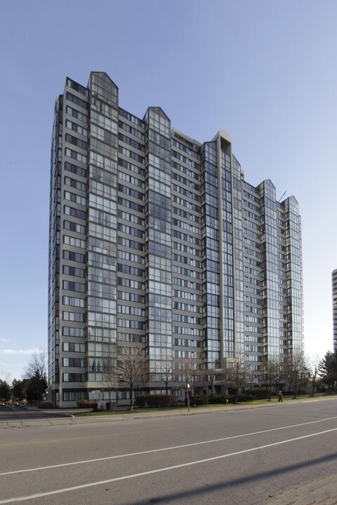 350 Webb Dr in Mississauga, ON - Building Photo