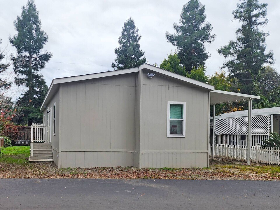 370 E Lassen Ave in Chico, CA - Building Photo