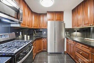 71 College Dr in Edison, NJ - Building Photo - Building Photo