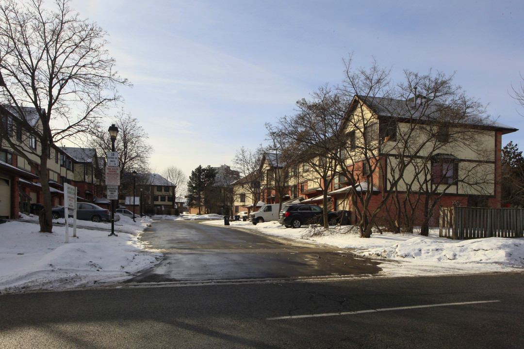 10 Alford Cres in Toronto, ON - Building Photo