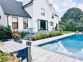 294 St Andrews Rd in Southampton, NY - Building Photo