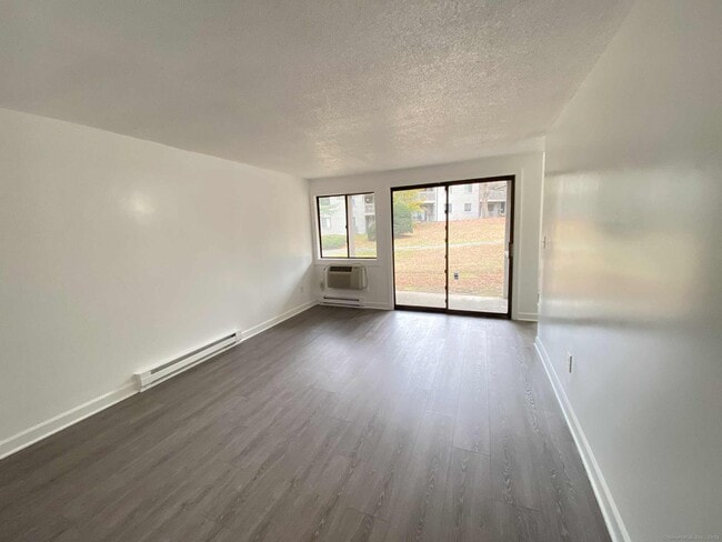 7 Padanaram Rd in Danbury, CT - Building Photo - Building Photo