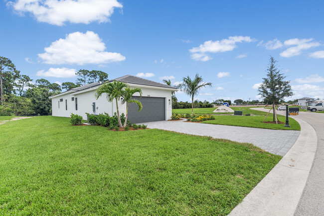 244 SE Via Sangro in Port St. Lucie, FL - Foto de edificio - Building Photo