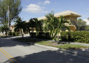 661-701 W 81st St in Hialeah, FL - Building Photo - Building Photo