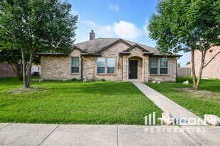 207 Moonlight Dr in Red Oak, TX - Building Photo