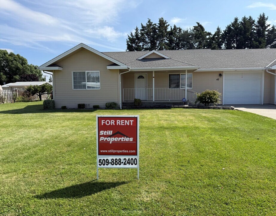 42 Hadley St NW in East Wenatchee, WA - Building Photo
