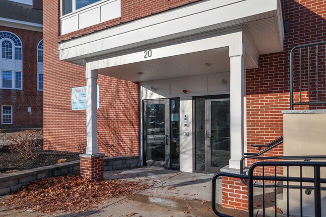 20 Locust St in Danvers, MA - Foto de edificio - Building Photo