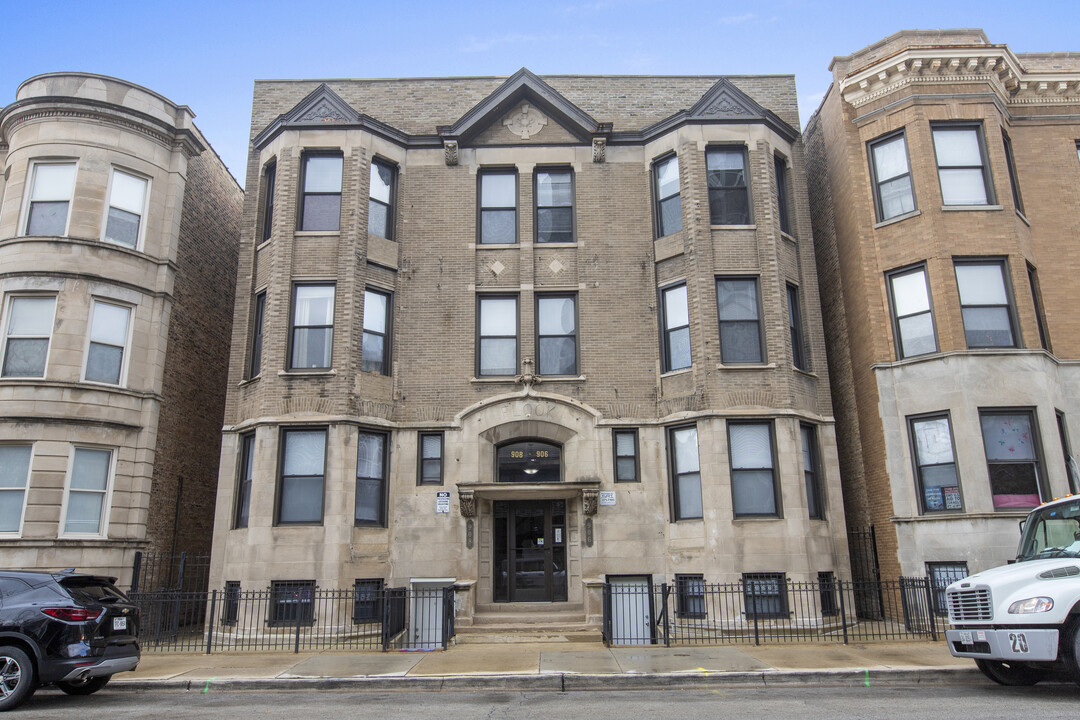 914 W Montrose Ave, Unit 906-2 in Chicago, IL - Building Photo