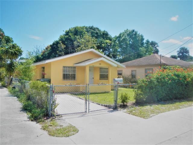 909 SE Nassau Ave in Stuart, FL - Building Photo