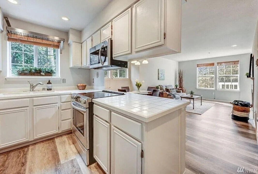 2600 118th Ave SE in Bellevue, WA - Foto de edificio